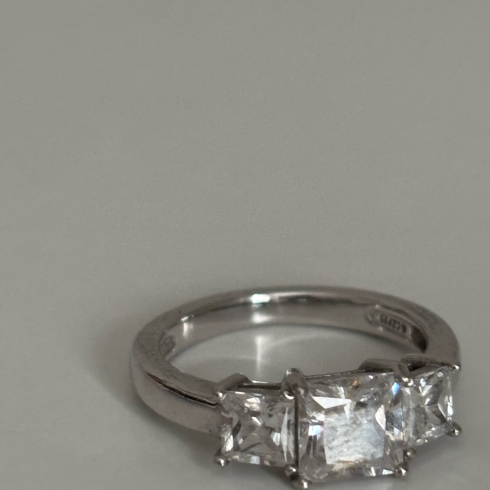 Sterling Silver Cubic Zirconia ring - Picture 6 of 9